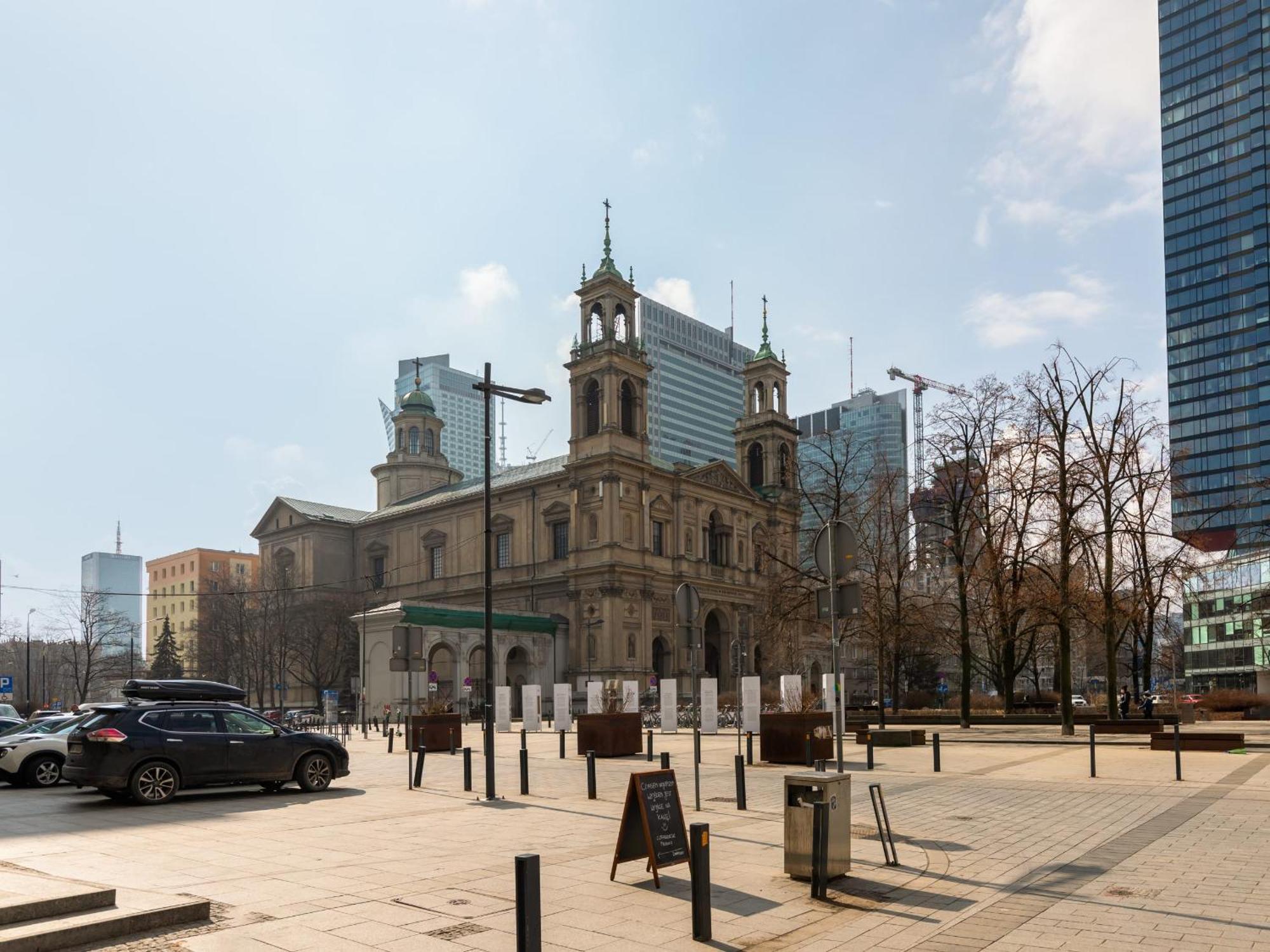Plac Grzybowski Near Metro Swietokrzyska By Renters *